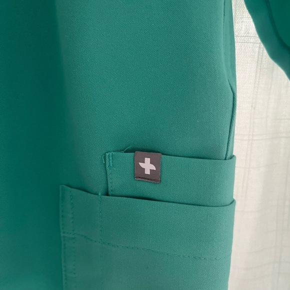 FIGS surgical green scrubs - Picture 7 of 9